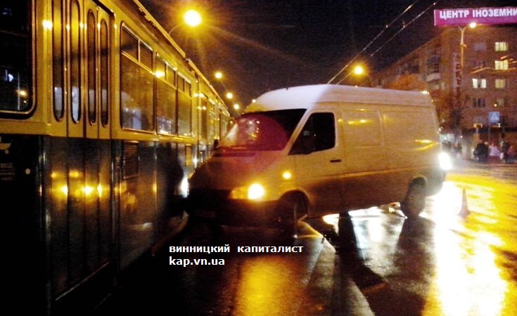 Незвичне ДТП у Вінниці: одразу дві автівки врізались в один трамвай