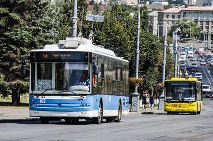 В трамвай та тролейбус без спецперепусток. Відсьогодні транспортом можна подорожувати без «дозволів»