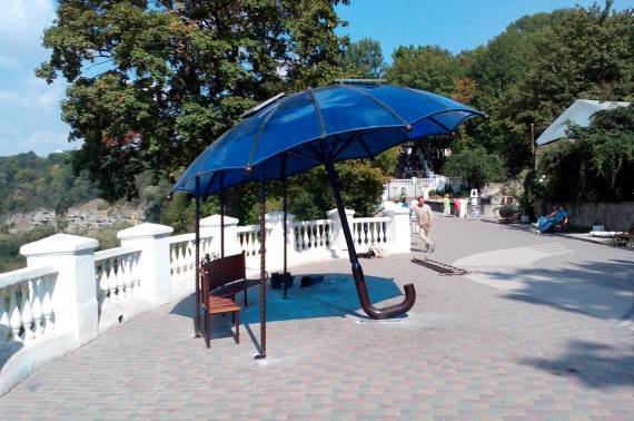 Лавки-парасольки: у Вінниці можуть з’явитись місця для укриття від дощу