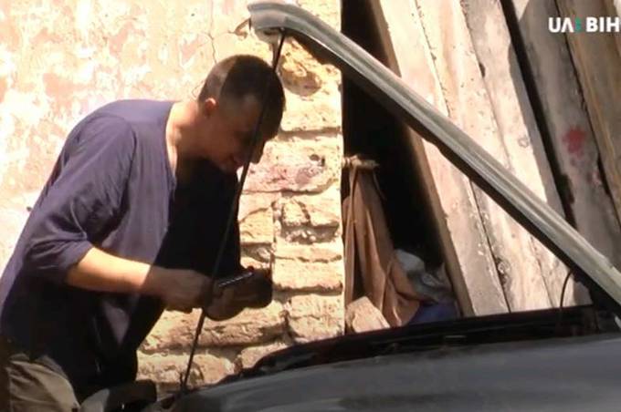 Вінницькі волонтери ремонтують автівки з передової і повертають назад на Схід