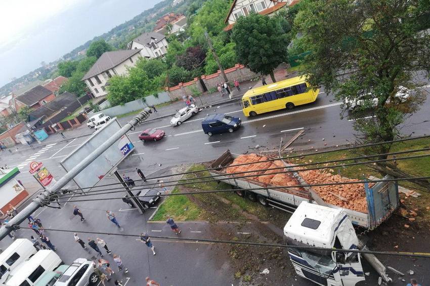 ДТП на вулиці Київській: вантажівка з цеглою зіштовхнулась з легковиком та "знесла" електроопору