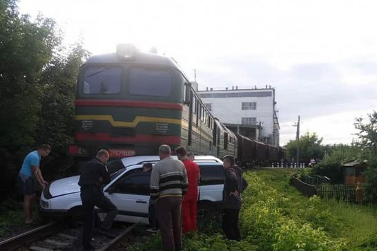 На залізничному переїзді у Вінниці легковик зіткнувся  з локомотивом. Одна людина травмована