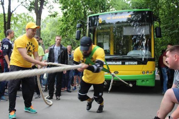 Вінничанин спробує встановити рекорд України, перетягнувши 2 муніципальних автобуси