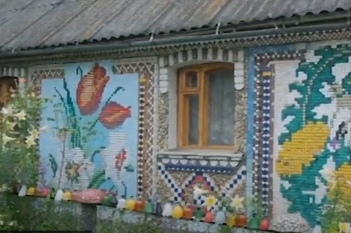 На Вінниччині чоловік "вишиває" стіни будинку пластиковими кришечками