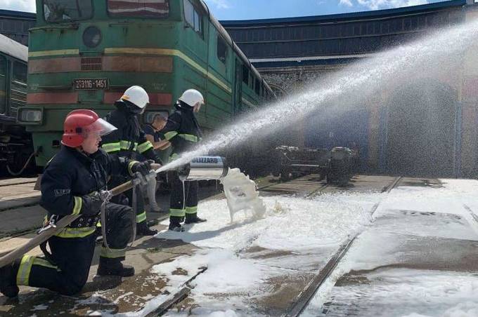 На Вінниччині рятувальники провели навчання з ліквідації пожежі на залізниці