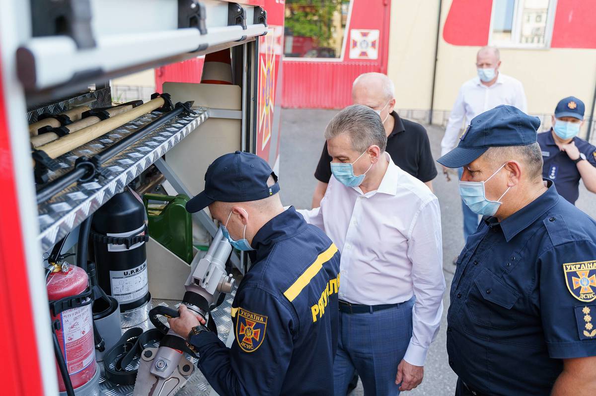 Міський голова Сергій Моргунов передав вінницьким рятувальникам новий спецавтомобіль