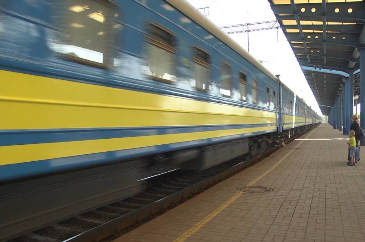 Пакуйте валізи, купуйте квитки, мандрівка чекає: через Вінницю відновлюють 4 залізничні маршрути