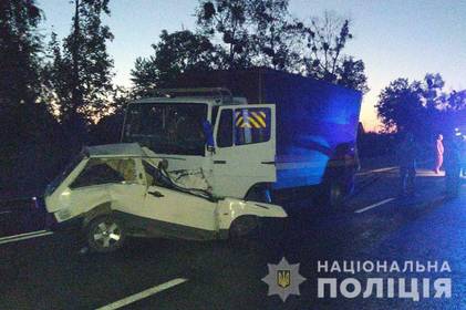 В Гайсині внаслідок зіткнення вантажівки та легковика загинуло двоє людей