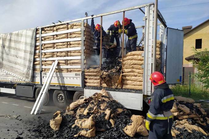 Неподалік Вінниці загорівся причіп вантажівки, в якій перевозили вугілля