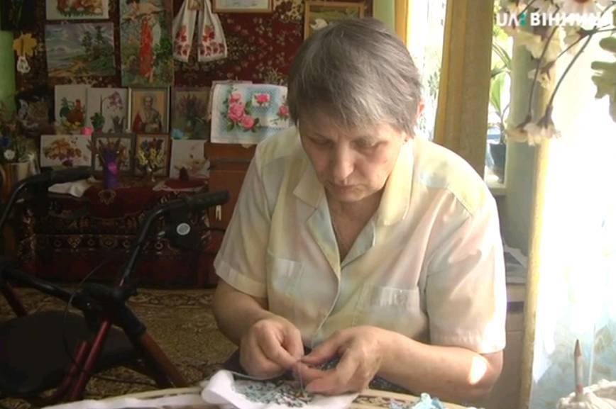 74-річна вінничанка Яніна Загоренко вишиває картини, аби забути про біль