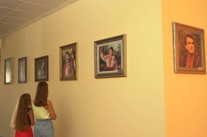 Вінницька майстриня подарувала новій школі  на Поділлі колекцію вишитих портретів відомих українців