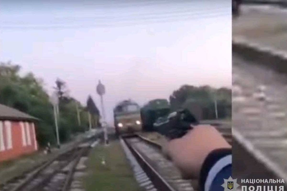 Стріляли в кабіну машиніста потяга та знімали відео: в Погребищі затримали двох  молодиків