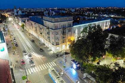 На відновленому фасаді будинку по вул. Соловйова, 3 днями завершили монтаж підсвітки На відновленому фасаді будинку по вул. Соловйова, 3 днями завершили монтаж підсвітки