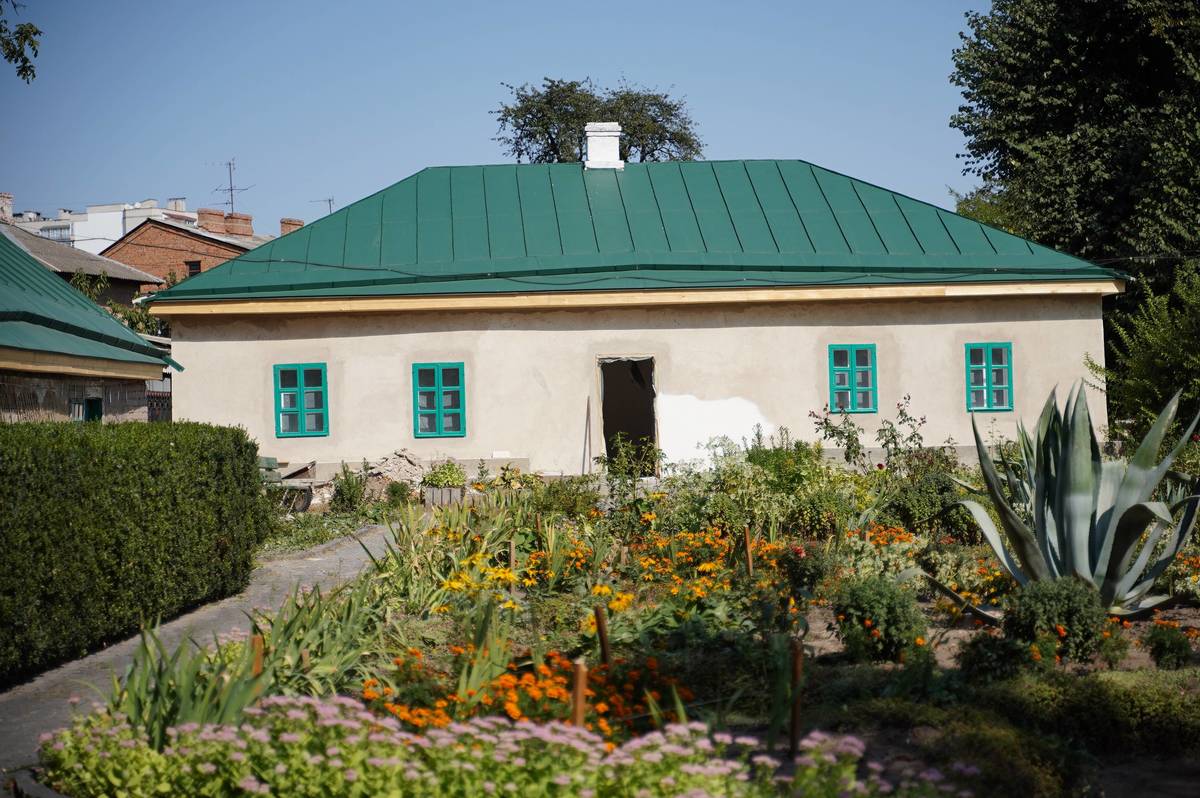 У хаті М. Коцюбинського вже перекрито дах та замінено вікна, триває виготовлення дерев’яної веранди 
