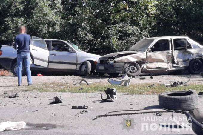 Потрійна ДТП на Вінниччині: загинуло двоє людей, ще четверо у лікарні