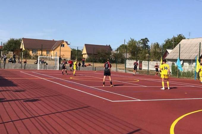 Для учнів школи №3 міста Хмільник збудували новий сучасний мультифункціональний спортивний майданчик