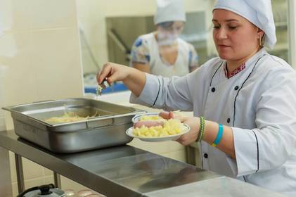 У садочках та школах міста безкоштовно харчуватимуться діти, які постраждали внаслідок воєнних дій і збройних конфліктів