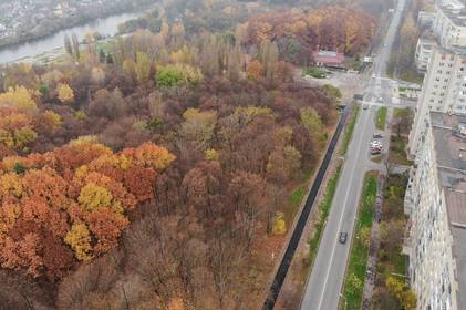 Впродовж парку Дружби народів ремонтують тротуар Впродовж парку Дружби народів ремонтують тротуар