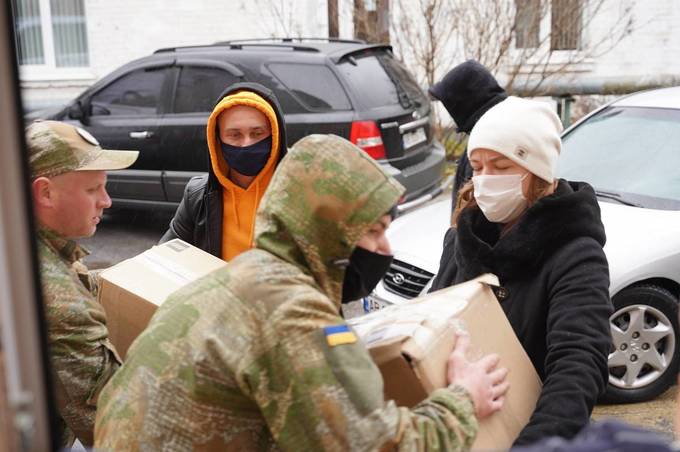 Вінницькі школярі відправили подарунки для бійців, які захищають Україну на Сході