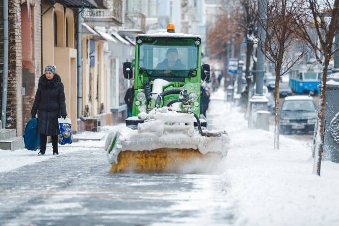 Власників магазинів, ресторанів та ТРЦ штрафуватимуть за те, що не розчистили сніг біля своїх закладів