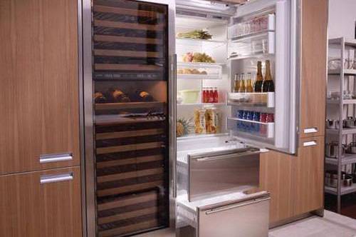 Установка встраиваемого холодильника с морозильной камерой
