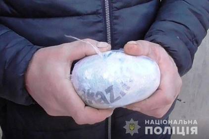 На 6 років ув’язнення засудили поліцейського, який намагався передати наркотики до в’язниці

