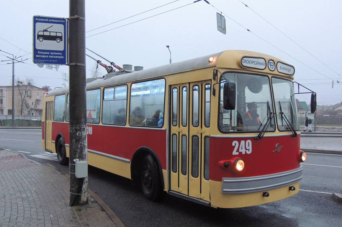 Поринути у 50-ті на трамваї або у 70-ті на тролейбусі: у Вінниці розпочався сезон екскурсій на ретро-транспорті 

