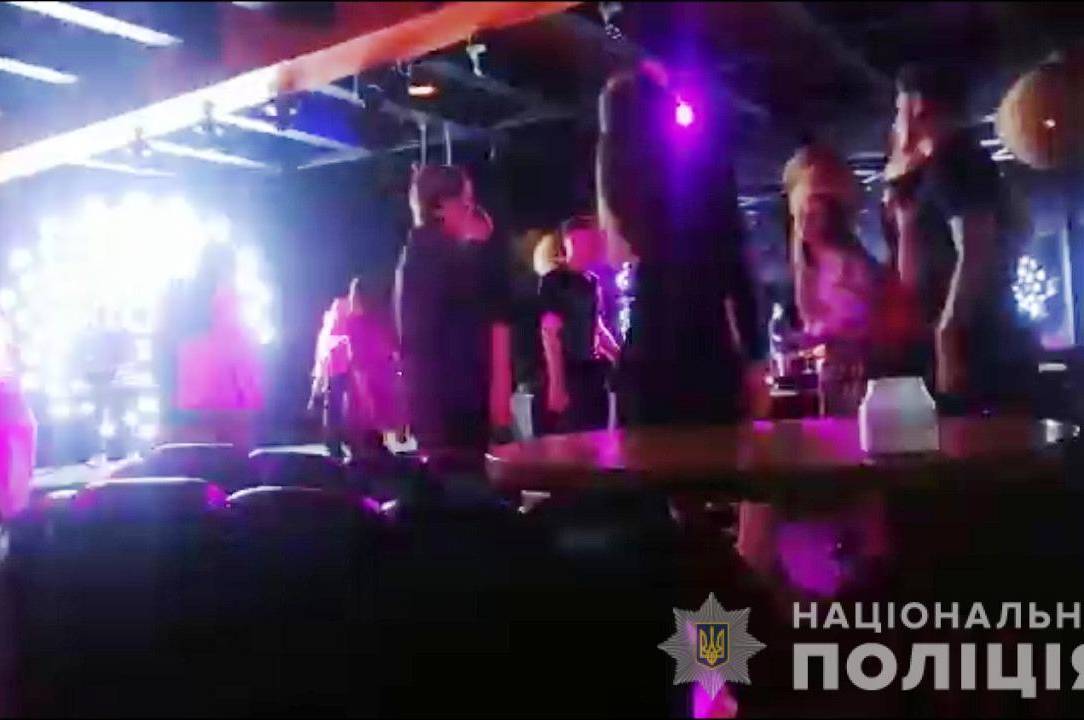 Вночі у Вінниці копи викрили ресторан, який влаштував дискотеку попри заборону 