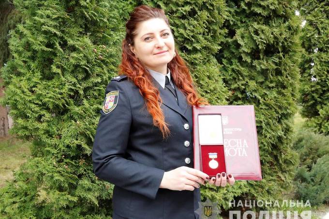 Не розгубилась і надала першу допомогу при епілептичному нападі: у Вінниці нагородили поліціянтку, яка врятувала чоловіку життя 


