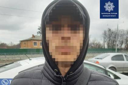 “Вирвали з рук теку з документами і втекли”, - вінницькі патрульні затримали ймовірних грабіжників  

