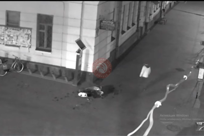 Бив ногами сміттєву урну та перекинув лавку: у центрі Вінниці чоловік трощив майно міста. ВІДЕО

