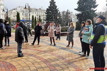 У Вінниці всупереч зростанню смертності від коронавірусу батьки хочуть, щоб дозволили навчання у школах 

