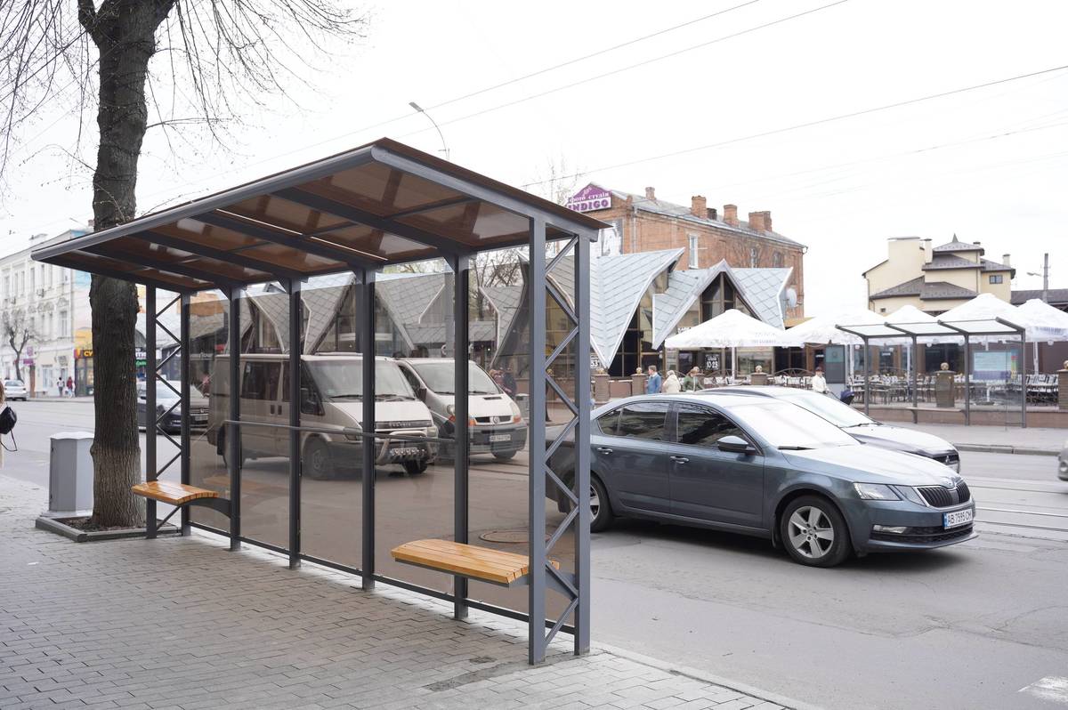 У середмісті Вінниці встановили дві скляних зупинки 

