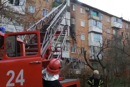 Вінницькі рятувальники врятували підлітка та жінку з палаючої квартири у Вінниці 