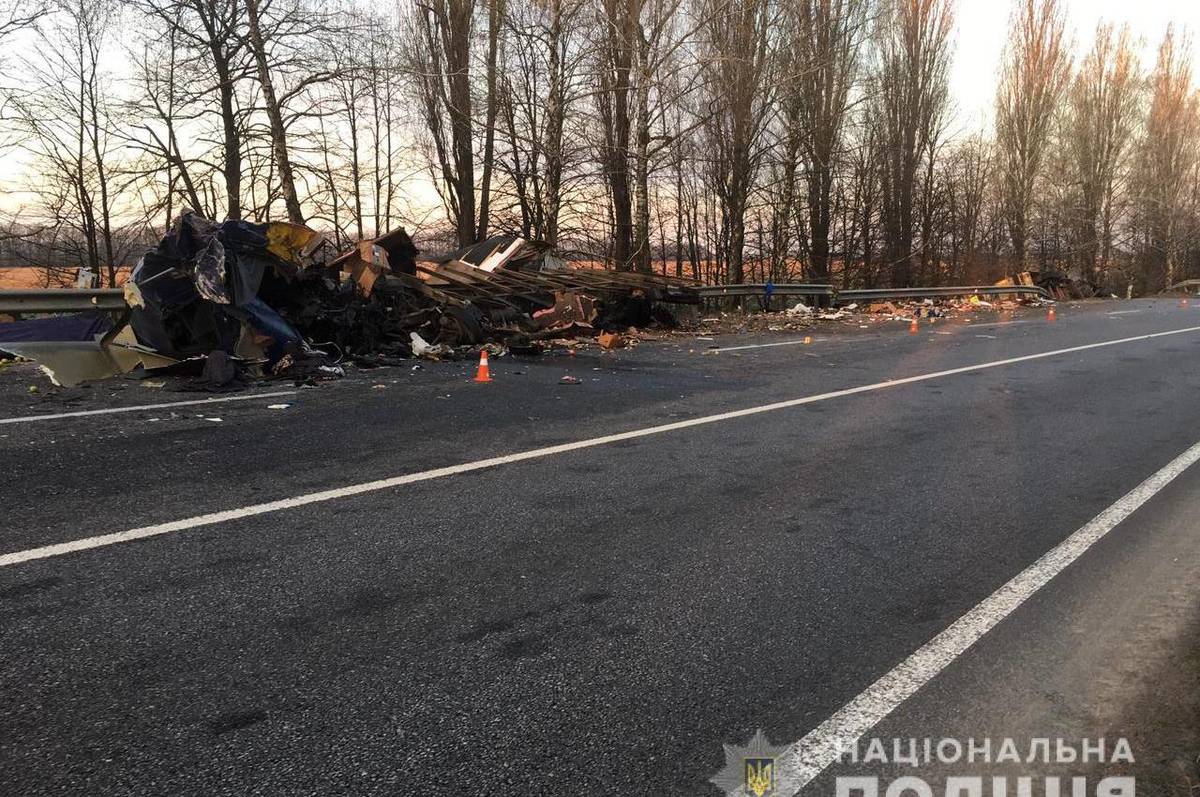 У Вінницькій області в ДТП загинули водії двох вантажівок: пасажира госпіталізували у лікарню 