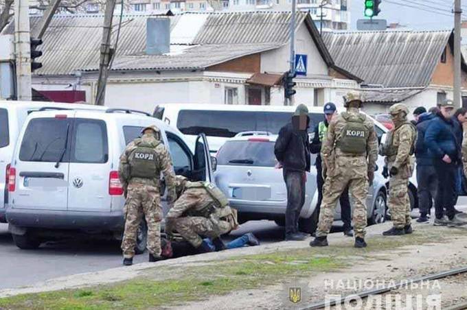 У Вінниці спецпідрозділ КОРД затримав чоловіка, який був у розшуку за розстріл авто 

