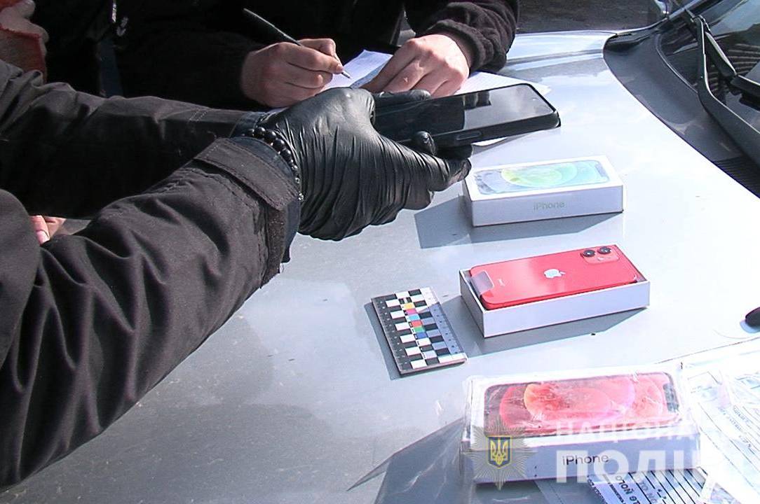 Вінницькі поліцейські затримали крадіїв-гастролерів за викрадення айфонів 

