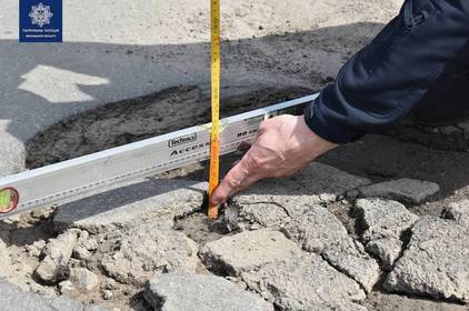 Вінницькі патрульні видали 46 приписів на усунення проблем дорожнього покриття
Вінницькі патрульні видали 46 приписів на усунення проблем дорожнього покриття
