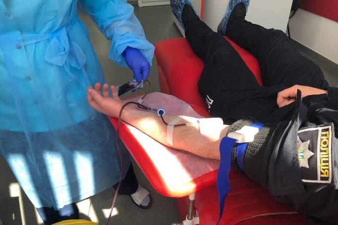 “Кількість аварій може змінюватись, а кров потрібна завжди”, - Вінницькі патрульні стали донорами для постраждалих у ДТП 

