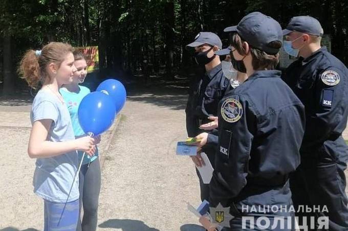 Вінницькі поліцейські кадети провели акцію для дітей щодо безпечної поведінки на дорозі 

