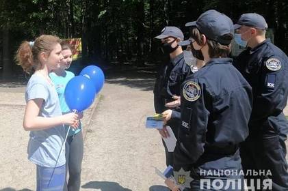 Вінницькі поліцейські кадети провели акцію для дітей щодо безпечної поведінки на дорозі 

