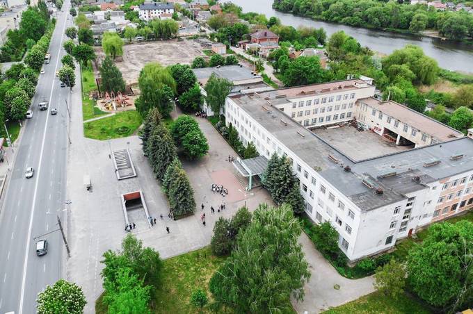 На території 29 школи триває реконструкція спортивного майданчика. ФОТО

