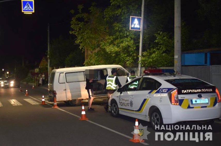 Вінницькі поліцейські розшукують водія мікроавтобуса, який травмував двох людей 

