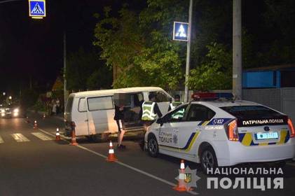 Вінницькі поліцейські розшукують водія мікроавтобуса, який травмував двох людей 

