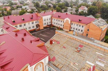 Триває реконструкція даху школи №36 у мікрорайоні Пирогове. Стару покрівлю замінюють на нову з металочерепиці.
