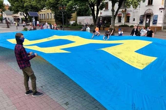 Акція до Дня кримськотатарського прапора пройшла у Вінниці 

