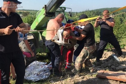 На Вінниччині помер чоловік, якого засипало камінням у криниці