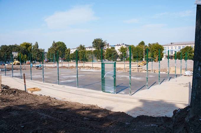 Простір для футболу, волейболу й баскетболу: біля 29-ї школи продовжують будувати спортивне ядро 

