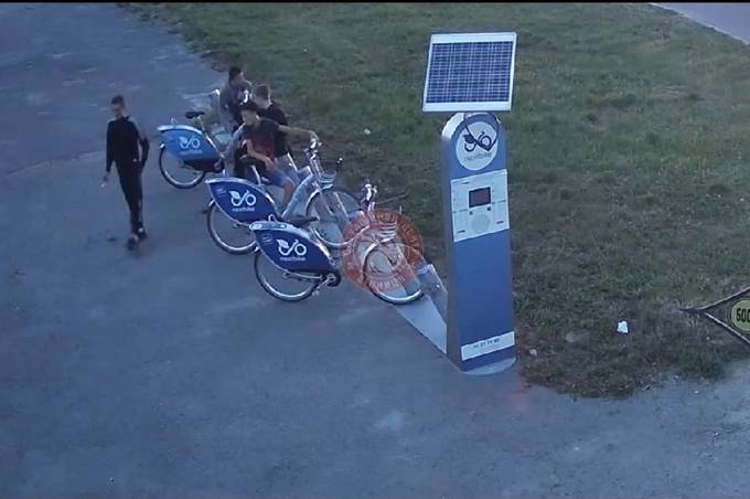 У Вінниці підлітки силою вирвали велосипед прокату «Nextbike» 

