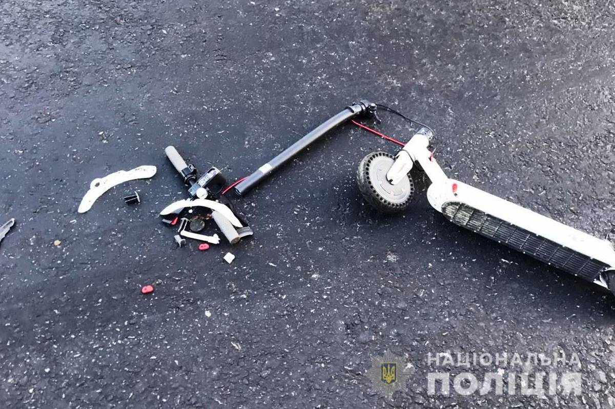 На Вінниччині 10-річна дитина на електросамокаті потрапила під колеса автівки 

